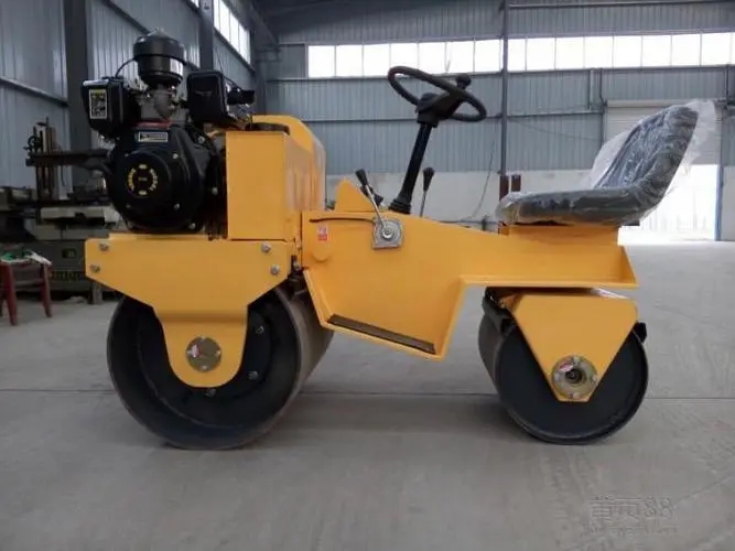 小型壓路機進(jìn)行土方或油面壓實(shí)作業(yè)發(fā)揮的作用